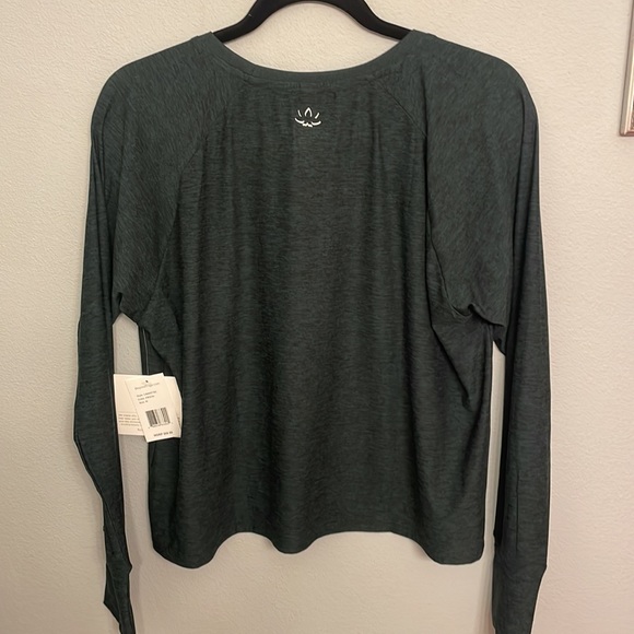 Beyond Yoga Featherweight Long
Sleeve T-Shirt size M - Picture 5 of 6